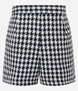 Short de tiro alto con estampa pied-de-poule, confeccionado en poliéster con textura. Presenta un corte recto y diseño corto.