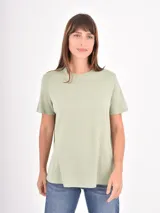 Remera de cuello redondo y manga corta, con corte holgado y diseño básico.