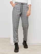 Pantalón de corte recto con estampado de cuadros tipo gales, confeccionado en mezcla de rayón, poliéster y elastano. Presenta cintura elastizada con lazo de ajuste negro, bolsillos laterales inclinados y bolsillos traseros simulados.