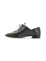 Zapato de estilo masculino color negro, confeccionado en cuero con detalles en estampa animal print de cebra, con cordones y taco bajo cuadrado.