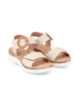 Sandalias de cuero napa color crema con suela flexible y plataforma revestida en yute. Cuenta con una tira en el empeine con ajuste de velcro y una tira trasera con hebilla circular decorativa revestida en material textil trenzado.