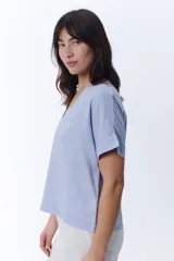 Blusa de manga corta con escote en V profundo, corte holgado y confeccionada en tejido de lino.