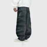Pantalón tipo cargo de corte ultra baggy, confeccionado en denim de algodón con efecto lavado desgastado. Presenta bolsillos laterales tipo cargo y diseño de pierna ancha.