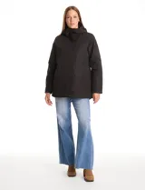 Campera 3 en 1 de color negro, compuesta por una capa exterior técnica resistente al viento y lluvia con capucha fija, cierre frontal con solapa, bolsillos de parche y ajuste interno en la cintura, junto con una campera interior capitoneada ultra liviana desmontable para mayor abrigo.