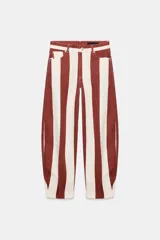 Jeans de tiro alto con corte barrel y diseño de rayas verticales en color bordó y beige. Presenta cierre frontal con cremallera y botón, trabillas en la cintura y bolsillos funcionales en delantero y espalda.