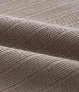 Remera slim fit de algodón color beige, con cuello redondo, manga corta y textura acanalada.