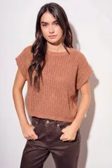 Chaleco de punto color terracota/rosado, tejido con hilos de lurex, de manga corta y cuello redondo. Presenta un tejido abierto con textura acanalada vertical.