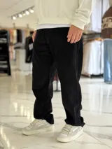 Pantalón baggy de pana color negro, con diseño de corte recto y holgado.