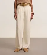 Pantalón wide leg de tiro alto confeccionado en viscolino, con cierre tradicional, trabillas en la cintura y pliegues frontales.