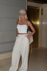 Top blanco tipo corset, sin mangas y con tirantes finos. Tejido de punto acanalado.