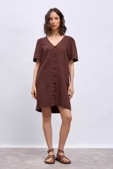 Vestido marrón de lino con botones frontales, escote en V y mangas cortas abullonadas.
