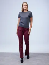 Buzo de punto fino marca Ninety, color gris oscuro, con cuello a la base y manga corta. Presenta terminaciones acanaladas en el ruedo y los puños.