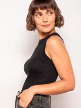 Musculosa amarilla de morley con cuello redondo y sisas anchas.