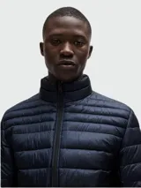 Chaqueta puffer azul marino con cierre frontal y cuello alto.