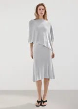 Falda midi evasé de tejido de punto fino color gris, con diseño semitransparente, tiro medio y sin cierre.