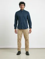 Pantalon de corte recto y estilo casual, color negro, con cierre frontal y bolsillos laterales.