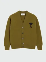 Cardigan de lana color verde oliva, con cuello en V, cierre frontal de botones y logo bordado en el pecho. Presenta puños y ruedo acanalados.