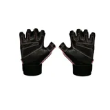 Guantes de entrenamiento Under Armour color rosa con detalles en negro. Palma de cuero para mayor protección y agarre. Dorso de la mano perforado para ventilación. Inserciones de forro polar en el pulgar. Muñequera elástica ajustable.