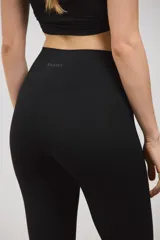 Calza deportiva de tiro alto con diseño sin costuras en el frente, confeccionada en tejido suave y elastizado de compresión media.