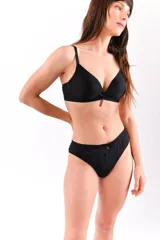 Conjunto de lencería compuesto por un soutien con copas preformadas sin aro y una bombacha tipo vedetina, ambos confeccionados en microfibra lisa con detalle de lazo frontal.