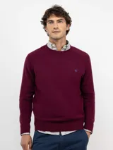 Jersey de hombre cuello redondo, confeccionado en tejido de lana merino, con diseño liso, manga larga y puños acanalados. Presenta logo bordado en el pecho.