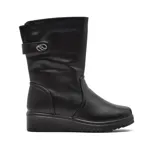 Bota de caña media color negro, confeccionada en cuero sintético con textura granulada. Presenta una suela de plataforma corrida y un detalle decorativo metálico en la parte superior de la caña.