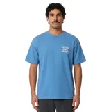 Remera de manga corta color azul, con diseño de calce relajado y cuello redondo. Cuenta con un pequeño estampado gráfico en el pecho con texto en blanco.
