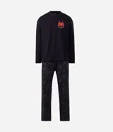 Pijama largo de hombre confeccionado en algodón, compuesto por una remera negra de manga larga con cuello redondo y estampa localizada de Spider-Man en el pecho, y un pantalón con estampado integral de telarañas y cintura elástica.