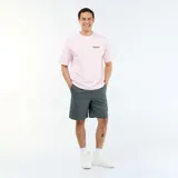Remera rosada de manga corta con cuello redondo y diseño liso. Presenta un pequeño estampado frontal con las palabras "Raccolta Fresca Datterino Siciliano".