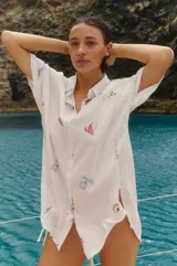 Camisa oversize blanca con estampado de mapa del tesoro con elementos náuticos y corazones.