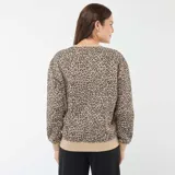 Buzo de felpa color beige con estampado animal print de leopardo.