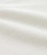 Vestido midi bicolor, con parte superior color crema y falda negra, confeccionado en tejido de punto rib de algodón. Tiene escote redondo y mangas cortas.