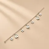 Pulsera de cadena de eslabones finos en plata 925, adornada con dijes colgantes alternados en forma de flores y pétalos.