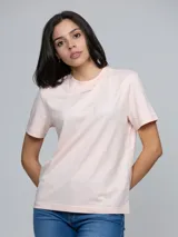 Remera de manga corta Calvin Klein, confeccionada en algodón regenerativo, con cuello redondo acanalado y logo pequeño de la marca estampado en el centro del pecho.