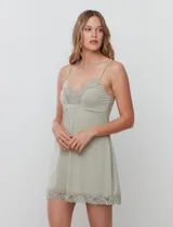 Chemise corta negra de seda fría, marca Montelle, con breteles finos regulables y apliques de encaje en el escote en V y el ruedo.