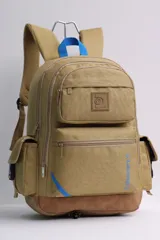Mochila de color camel con base marrón de material tipo cuero. Presenta múltiples compartimentos con cierres, correas ajustables y detalles en azul, incluyendo un logo en relieve y texto impreso en el frente.