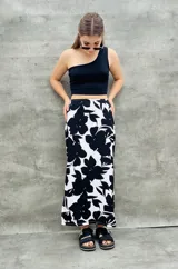 Pollera larga de corte recto con estampado de flores grandes en blanco y negro.