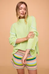 Buzo tejido de algodón con silueta holgada, mangas anchas y cuello bote. Presenta un diseño reversible con efecto vanizado a contratono.