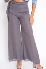 Pantalón palazzo de gasa color blanco, con cintura alta y lazo ajustable.