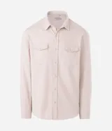 Camisa de hombre de corte regular confeccionada en terciopelo color beige. Presenta cuello clásico, cierre frontal con botones y dos bolsillos con solapa en el pecho.