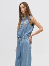 Pantalón de denim estilo jean relajado, de corte recto y holgado, con cintura elástica ajustable mediante cordón.