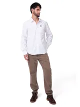 Camisa de manga larga blanca de popelina de algodón, de corte clásico con cuello camisero, cierre frontal con botones y bolsillo en el pecho con etiqueta de la marca.