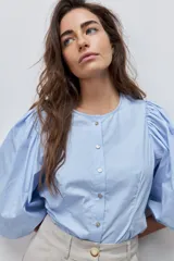 Camisa celesta de algodón con cuello mao, cierre frontal de botones y mangas abullonadas 3/4.