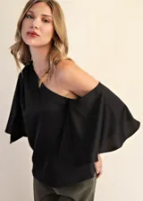 Top negro con diseño asimétrico de un solo hombro y manga tipo capa fluida. Confeccionado en tela ligera y suave, presenta un corte elegante que se ajusta al cuerpo.