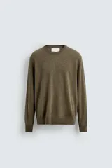 Jersey de punto de cashmere con corte regular fit, cuello redondo y manga larga. Presenta acabados en rib en puños y ruedo.