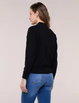 Cardigan tejido con cierre frontal de la marca Rio & Rian, color negro, con cuello polo y cremallera metálica completa. Confeccionado en tejido de punto con textura labrada en relieve en el frente y mangas, con mangas largas y puños acanalados.