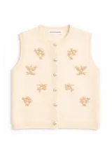 Chaleco de punto color crema con cuello redondo, cierre frontal con botones tipo perla y bordados florales en tono beige distribuidos en el frente.