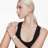 Pulsera plateada con perlas blancas y cristales engarzados.