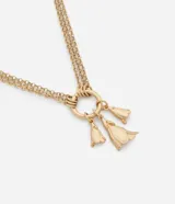 Collar de metal con baño de oro envejecido, compuesto por tres cadenas finas que se unen en un aro central del cual cuelgan tres dijes con forma de flores.