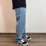Jean de corte baggy en color negro con efecto lavado, de tiro medio y ajuste holgado en las piernas.